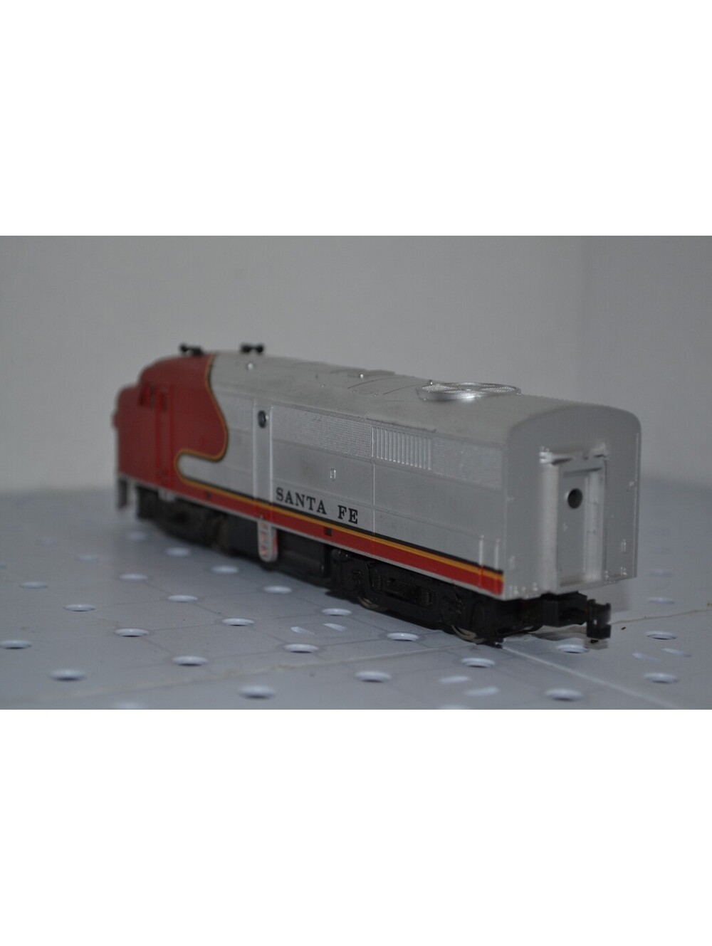 MODEL POWER HO-SCALE ALCO #1032 FA2 DIESEL SANTA FE POWERED LOCOMOTIVE - Picture 3 of 5